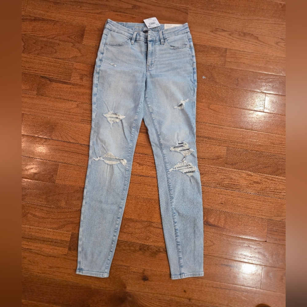 American Eagle Women’s Light Wash Distressed Skinny Jeans